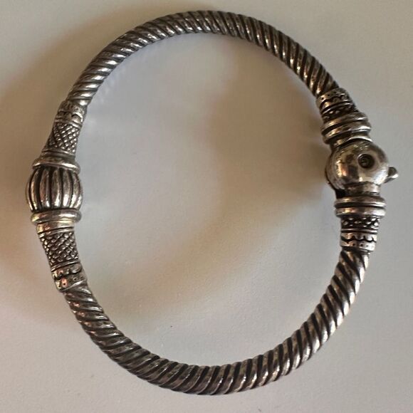 Elegant Artisan Bracelet – A Timeless Statement Piece - Picture 5 of 16